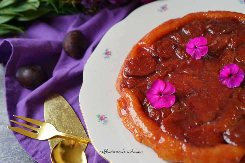 Švestkový tarte tatin - obrácený koláč s karamelizovanými švestkami | reBarbora's kitchen
