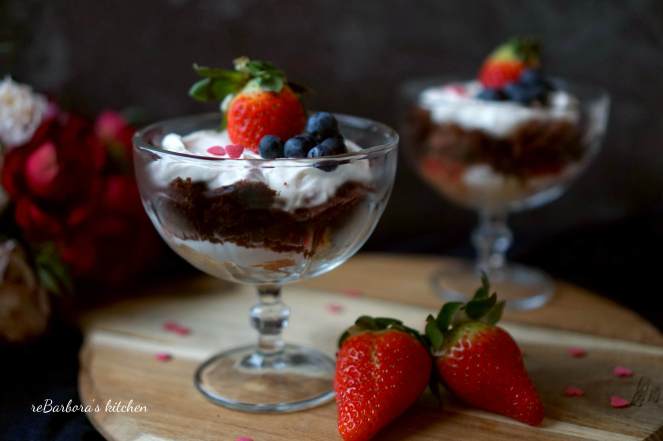 Valentýnský smetanový dezert s karamelizovanými jahodami (á la trifle) | reBarbora's kitchen