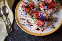 Mini pavlova s jahodami, bazalkovým cukrem a balzamikem | reBarbora's kitchen
