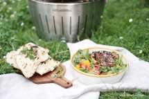 Grill: Marinovaný bůček se salátem a česnekovo-rozmarýnovou focacciou | reBarbora's kitchen