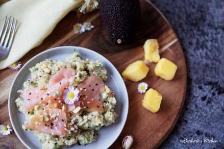 Kuskus s avokádovo-mangovou salsou a uzeným lososem | reBarbora's kitchen